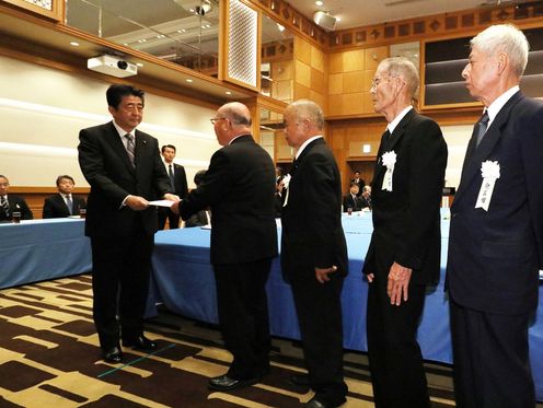 Photograph of the Prime Minister receiving a letter of request from representatives of atomic bomb survivors (1)