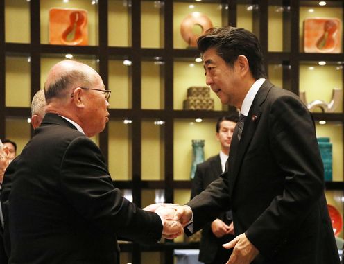 Photograph of the Prime Minister receiving a letter of request from representatives of atomic bomb survivors (2)