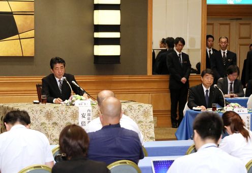 Photograph of the Prime Minister holding a press conference (1)