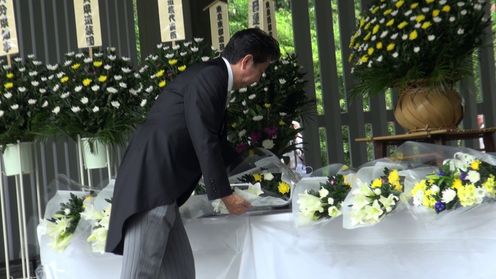 Photograph of the Prime Minister offering prayers at Chidorigafuchi National Cemetery (1)