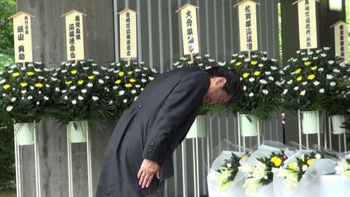 Photograph of the Prime Minister offering prayers at Chidorigafuchi National Cemetery (2)