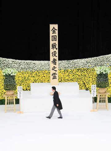 Photograph of the Prime Minister offering flowers (3) 