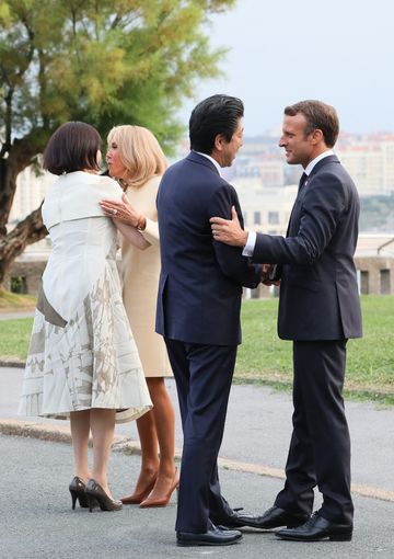 Photograph of the Prime Minister being welcomed by the President of France and his wife (1)