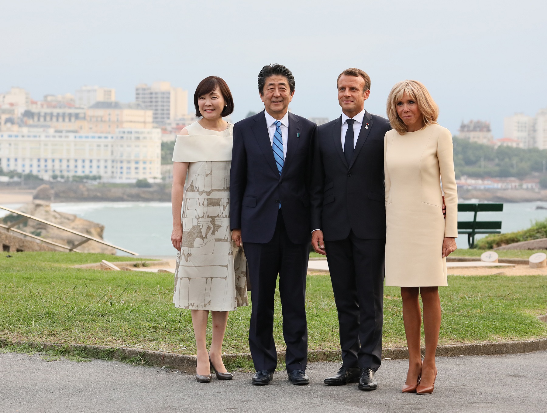 Photograph of the Prime Minister being welcomed by the President of France and his wife (2)