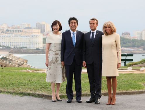Photograph of the Prime Minister being welcomed by the President of France and his wife (2)
