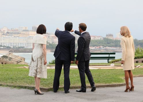 Photograph of the Prime Minister being welcomed by the President of France and his wife (3)