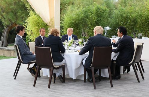 Photograph of the Prime Minister attending the working dinner (3)