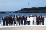 Photograph of the group photograph session with the leaders of the G7 members and invited outreach countries (1)