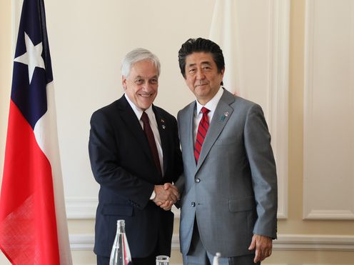 Photograph of the Japan-Chile Summit Meeting (1)