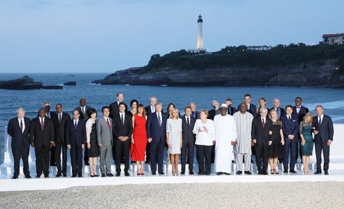 Photograph of the group photograph session with the leaders of the G7 members and invited outreach countries (2)