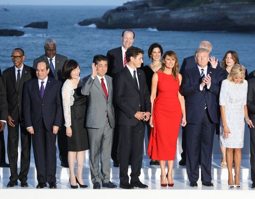 Photograph of the group photograph session with the leaders of the G7 members and invited outreach countries (4)