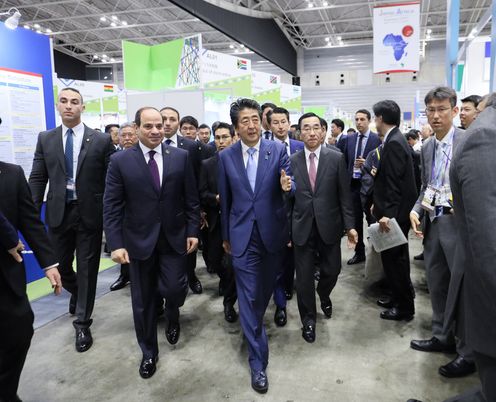 Photograph of the Prime Minister visiting the Japan-Africa Business Forum & Expo (3)