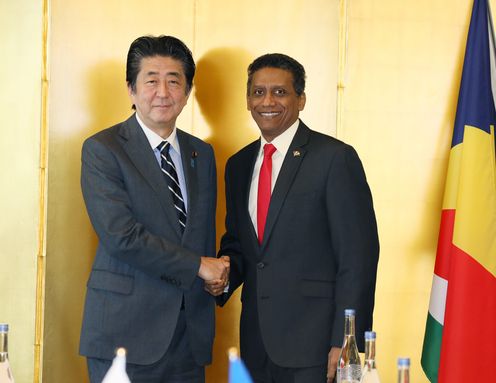 Photograph of the Japan-Seychelles Summit Meeting