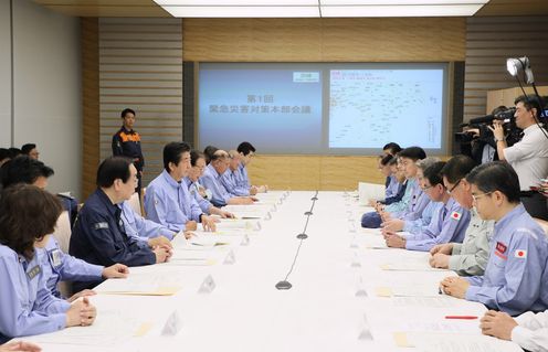 Photograph of the Prime Minister attending the meeting of the Extreme Disaster Management Headquarters (1)