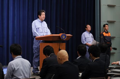 Photograph of the Prime Minister holding the press conference (1)