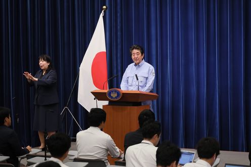 Photograph of the Prime Minister holding the press conference (2)