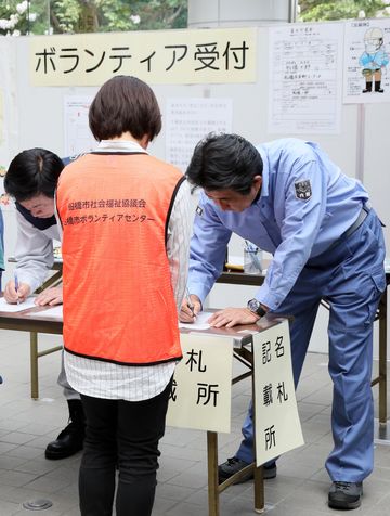 Photograph of the Prime Minister participating in a drill run by the volunteer center (1)