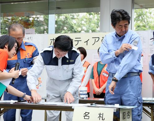 Photograph of the Prime Minister participating in a drill run by the volunteer center (2)