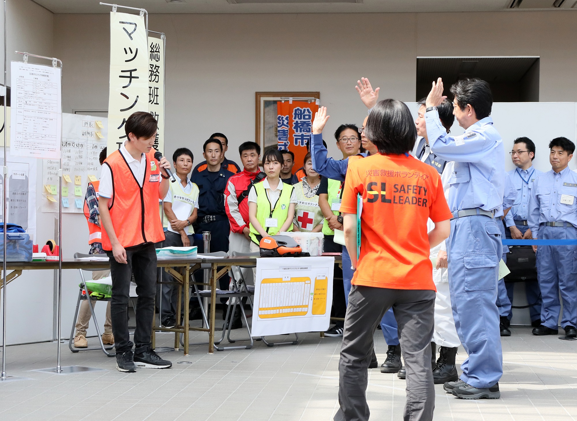 Photograph of the Prime Minister participating in a drill run by the volunteer center (3)