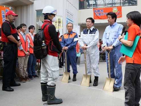 Photograph of the Prime Minister participating in a drill run by the volunteer center (4)