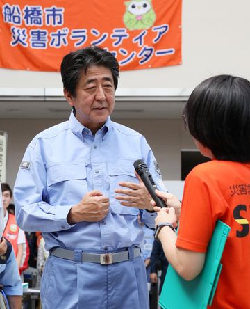 Photograph of the Prime Minister participating in a drill run by the volunteer center (6)