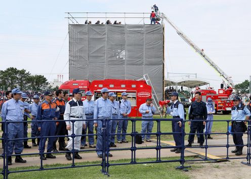 Photograph of the Prime Minister observing a medical relief drill (1)