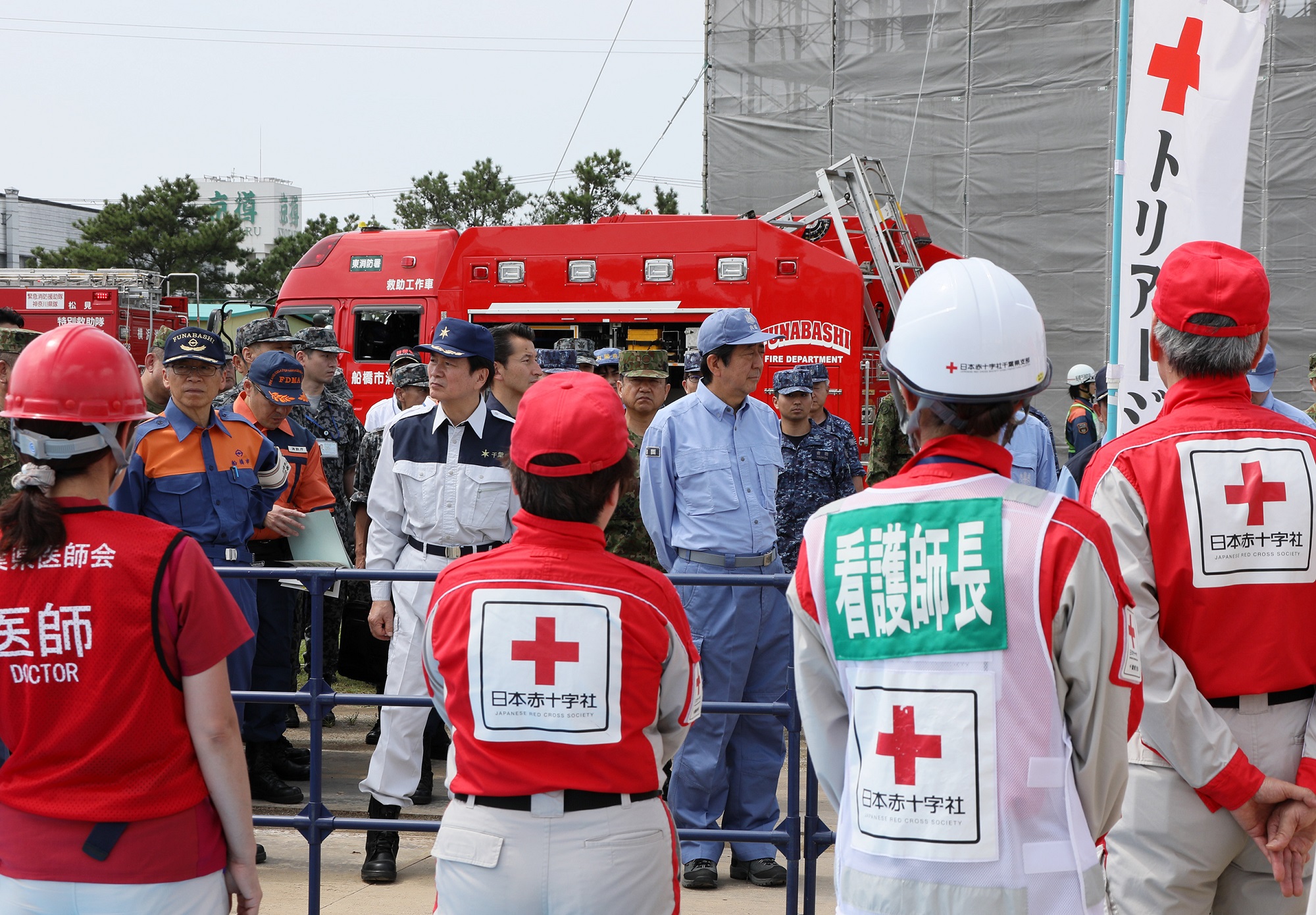 Photograph of the Prime Minister observing a medical relief drill (2)