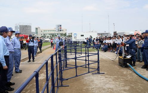 Photograph of the Prime Minister observing a drill exercise featuring the participation of local residents