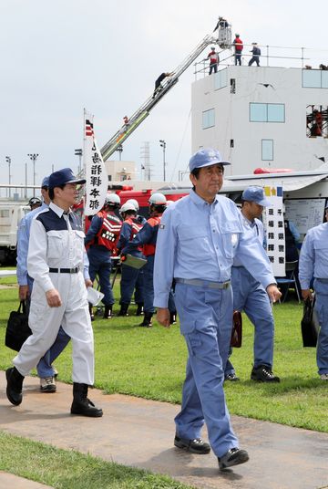 Photograph of the Prime Minister observing the rescue and assistance drill (1)