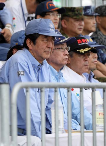 Photograph of the Prime Minister observing the rescue and assistance drill (3)