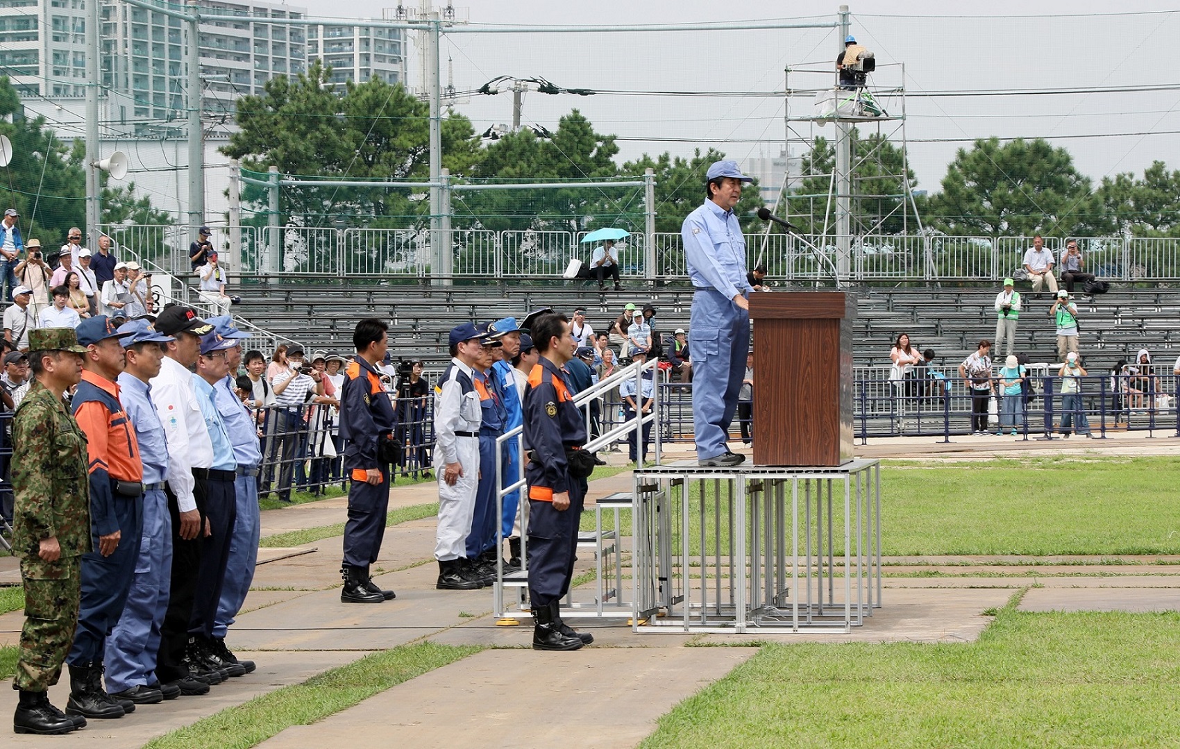 Photograph of the Prime Minister delivering an address during joint disaster management drills by the nine municipalities in the Kanto region (5)