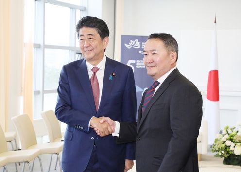 Photograph of the Japan-Mongolia Summit Meeting (2)