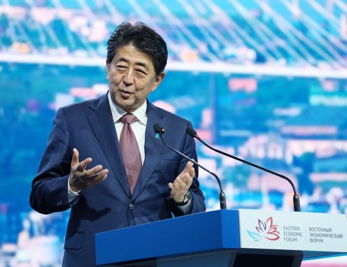 Photograph of the Prime Minister giving a speech at the plenary session of the Eastern Economic Forum (2)