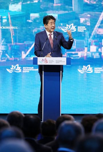 Photograph of the Prime Minister giving a speech at the plenary session of the Eastern Economic Forum (5)