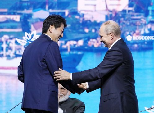 Photograph of the Prime Minister giving a speech at the plenary session of the Eastern Economic Forum (7)