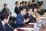 Photograph of the meeting with people involved with Japanese businesses and others (1)