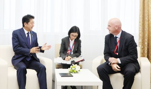 Photograph of the Prime Minister receiving the courtesy call from the President of FIFA (1)