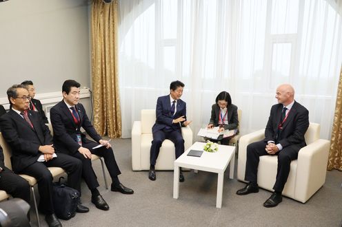 Photograph of the Prime Minister receiving the courtesy call from the President of FIFA (2)