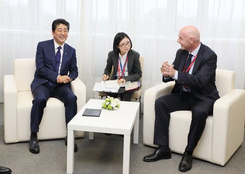 Photograph of the Prime Minister receiving the courtesy call from the President of FIFA (3)