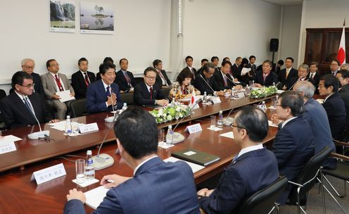 Photograph of the meeting with people involved with Japanese businesses and others (2)