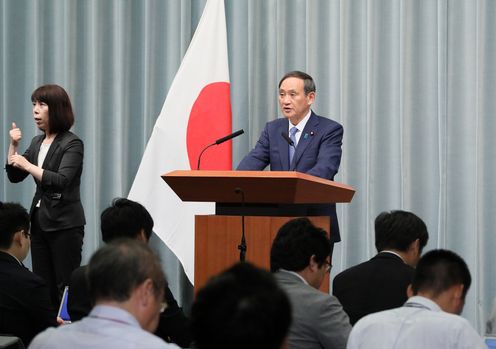 Photograph of the Chief Cabinet Secretary announcing the list of Cabinet members