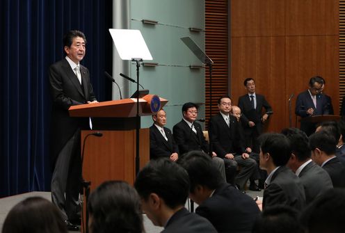 Photograph of the Prime Minister holding a press conference (1)