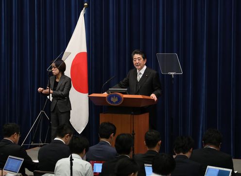 Photograph of the Prime Minister holding a press conference (2)