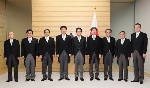 Photograph of the commemorative photograph session of the Prime Minister, Special Advisors to the Prime Minister, and others