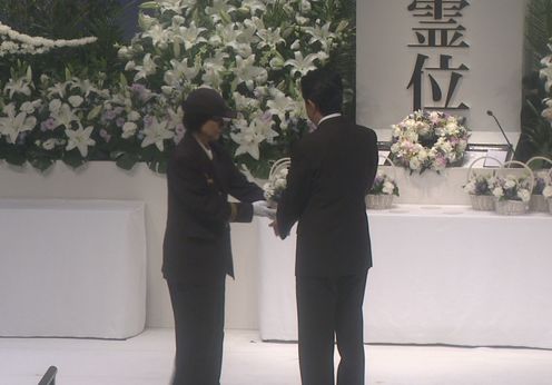 Photograph of the Prime Minister offering flowers (1)