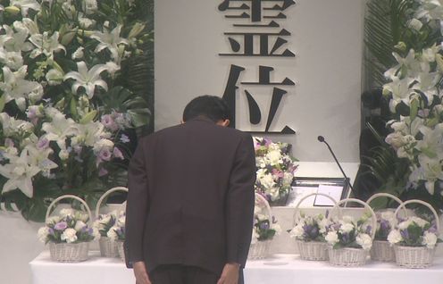 Photograph of the Prime Minister offering flowers (2)