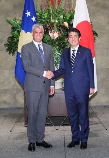 Photograph of the Prime Minister welcoming the President of Kosovo