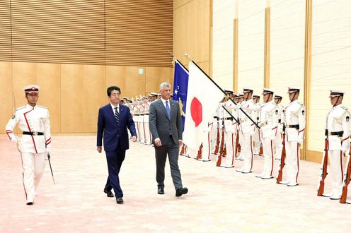 Photograph of the salute and the guard of honor ceremony (3)