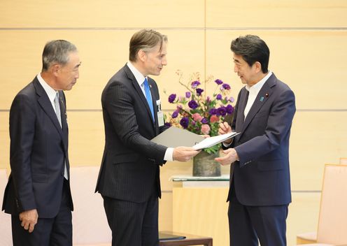 Photograph of the Prime Minister receiving the proposal (2)