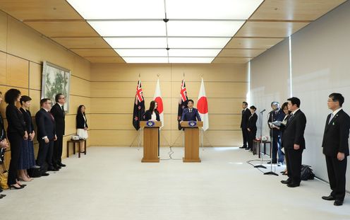 Photograph of the joint press announcement (2)